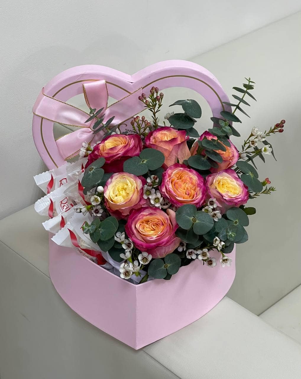 Букет цветов с конфетами. Сладкий подарок. Розы в коробке сердечком. Приятный сюрприз для девушки. Доставка в Нижнем Новгороде