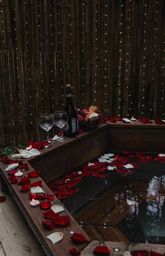 Романтический чан с лепестками роз и вином в глэмпинге Тишина — услуга для двоих