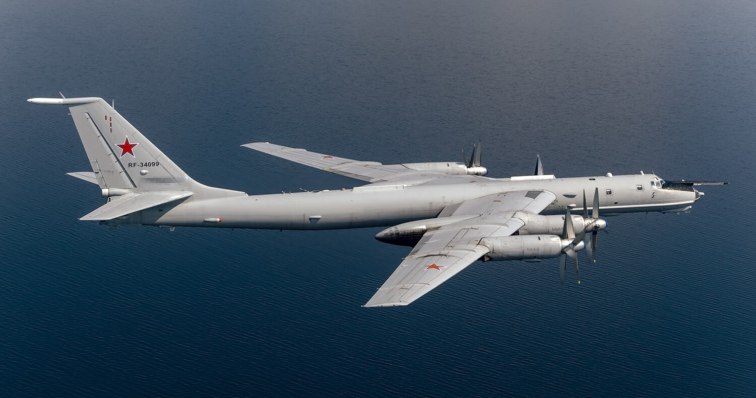 Самолёт Ту-142МК морской авиации России выполняет полёт в Арктике.