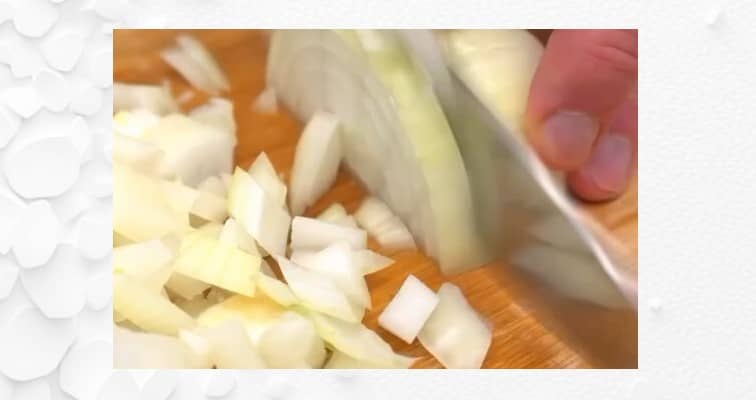 Приготовление тушёного минтая с овощами в сковороде: шаг 3