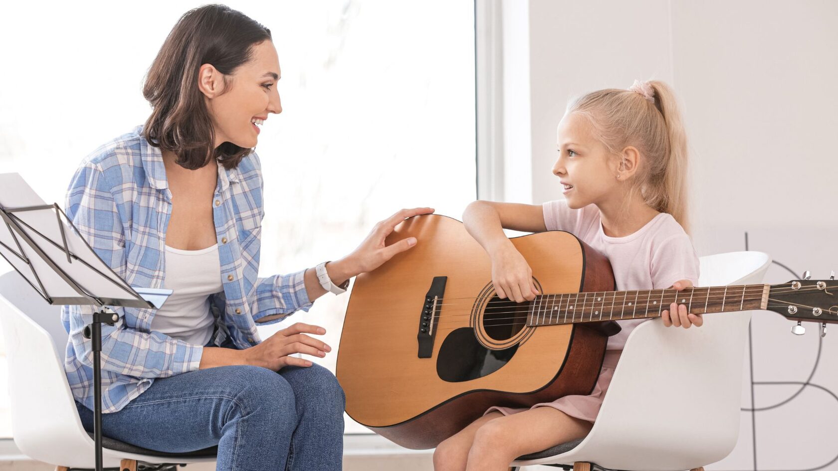 ребёнок играет на акустической гитаре