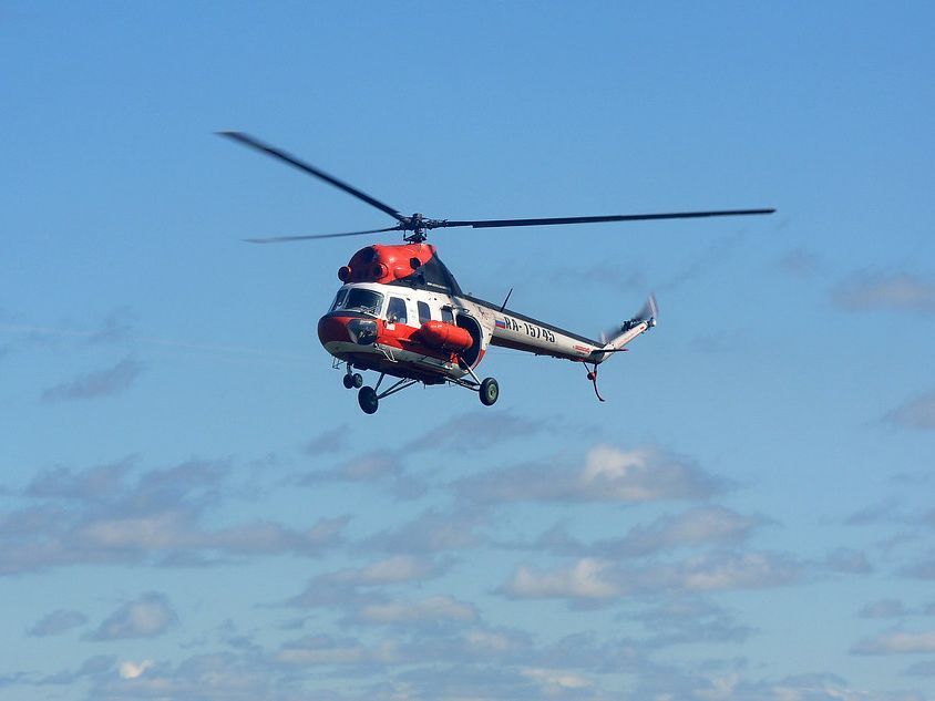 фото парня и девушки на романтическом свидании в публичном месте