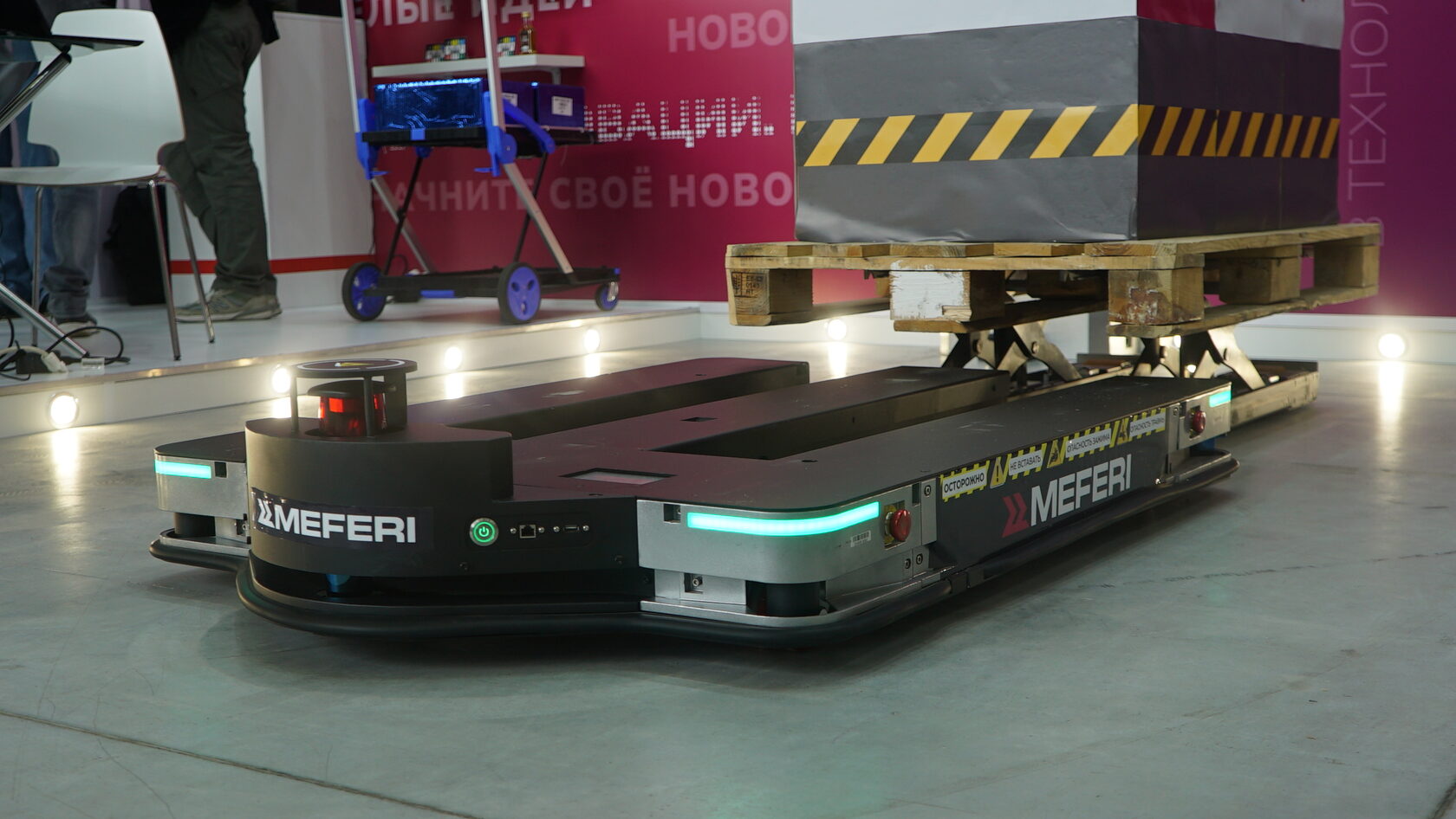 Автономный AGV робот MEFERI MWR01 для складской логистики;