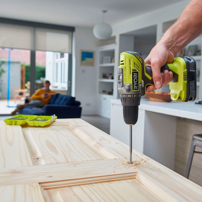 Фотография шуруповерта Ryobi R18DD3-0 в руке у мужчины