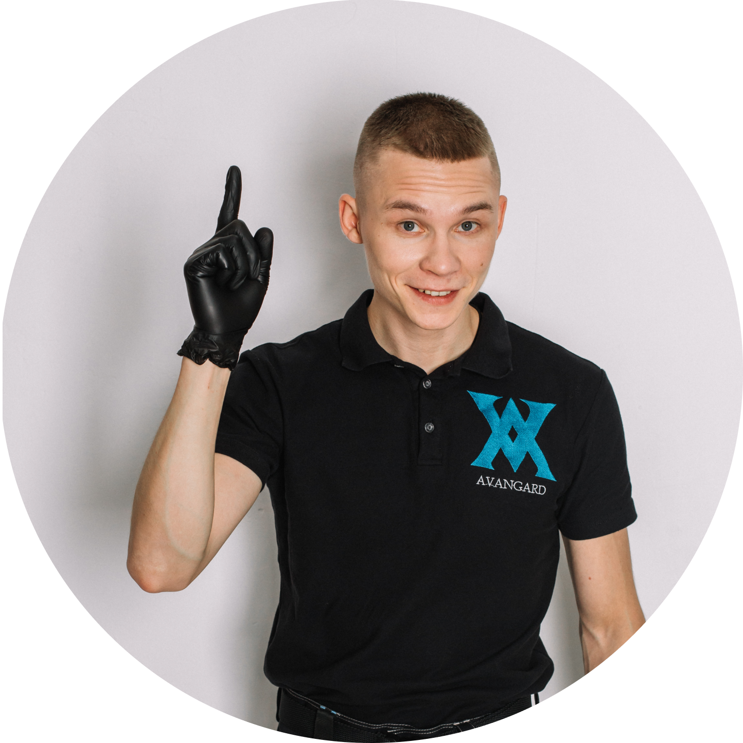 Лев - специалист по химчистке диванов и кресел из компании Авангард