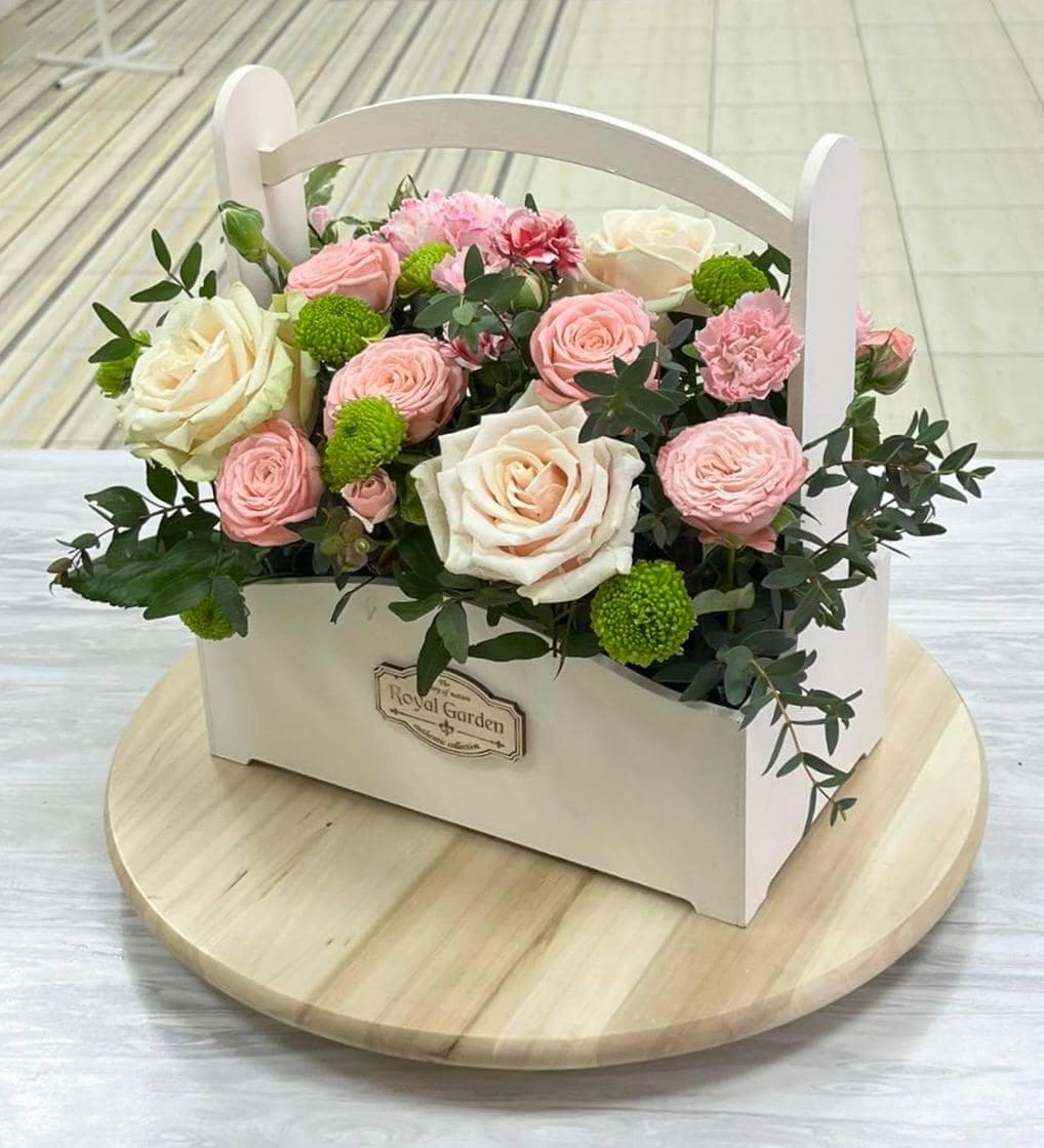 Цветы в коробке. Цветы. Розы с доставкой в Нижнем Новгороде