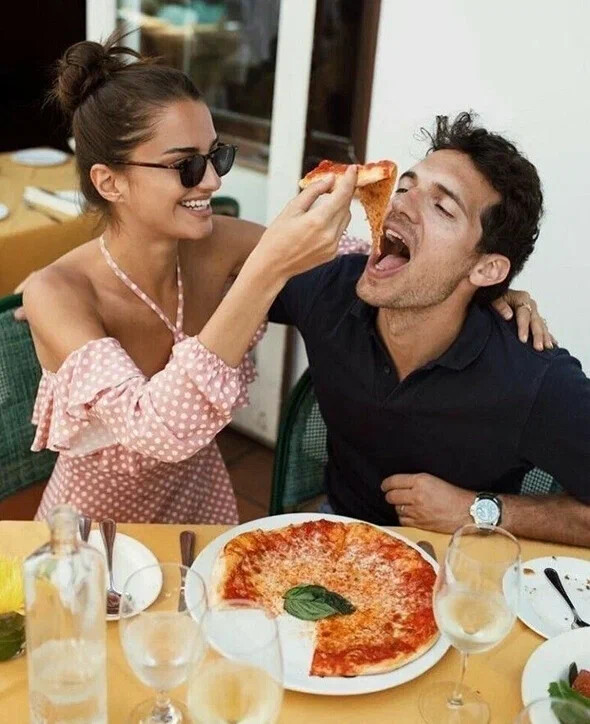 Италия, пицца, мужчина и женщина