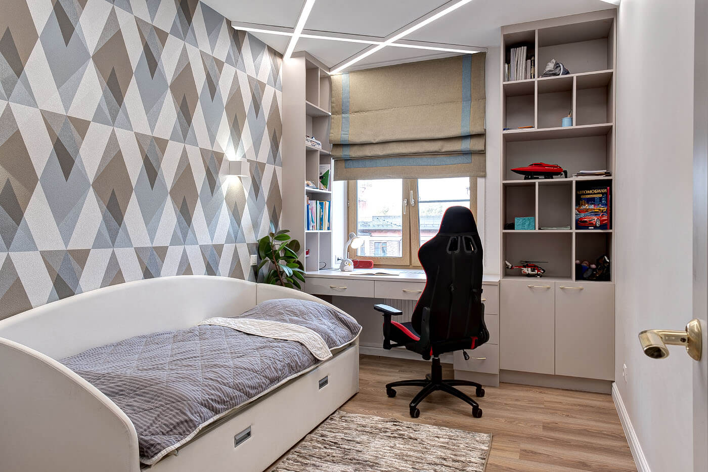 Опалиха - Дизайн интерьера спальня, кровать, кресло, стол, шкафы