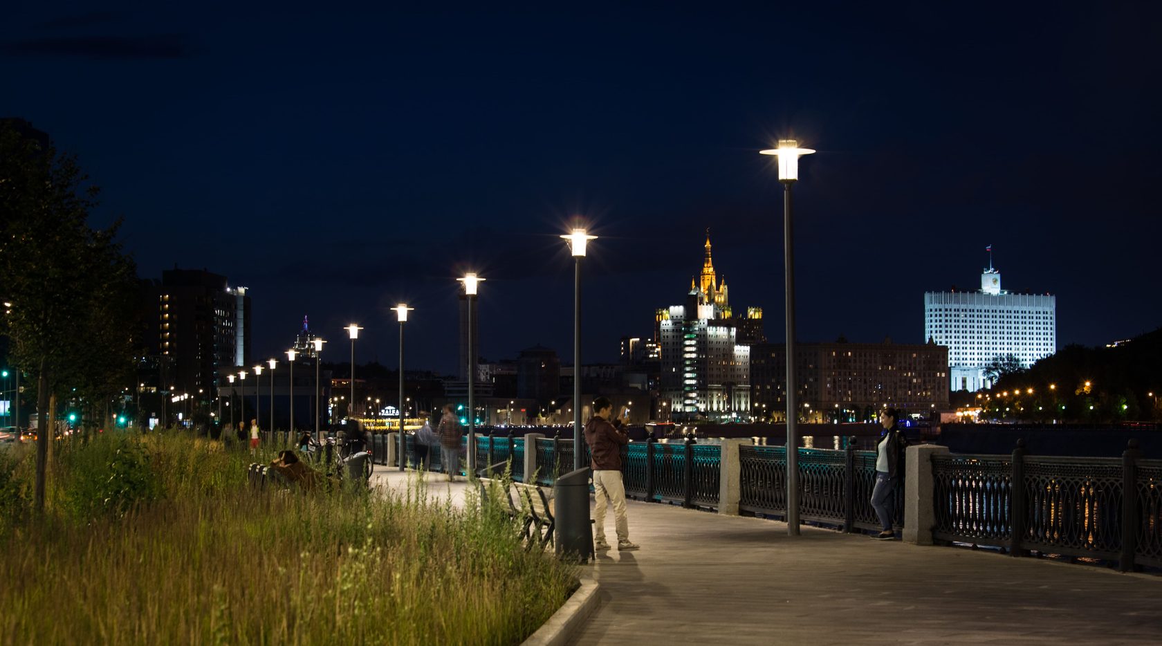 Освещение москва. Саввинская набережная парк. Саввинская набережная ночью. Городское освещение Москвы. Городское освещение улиц Москва.