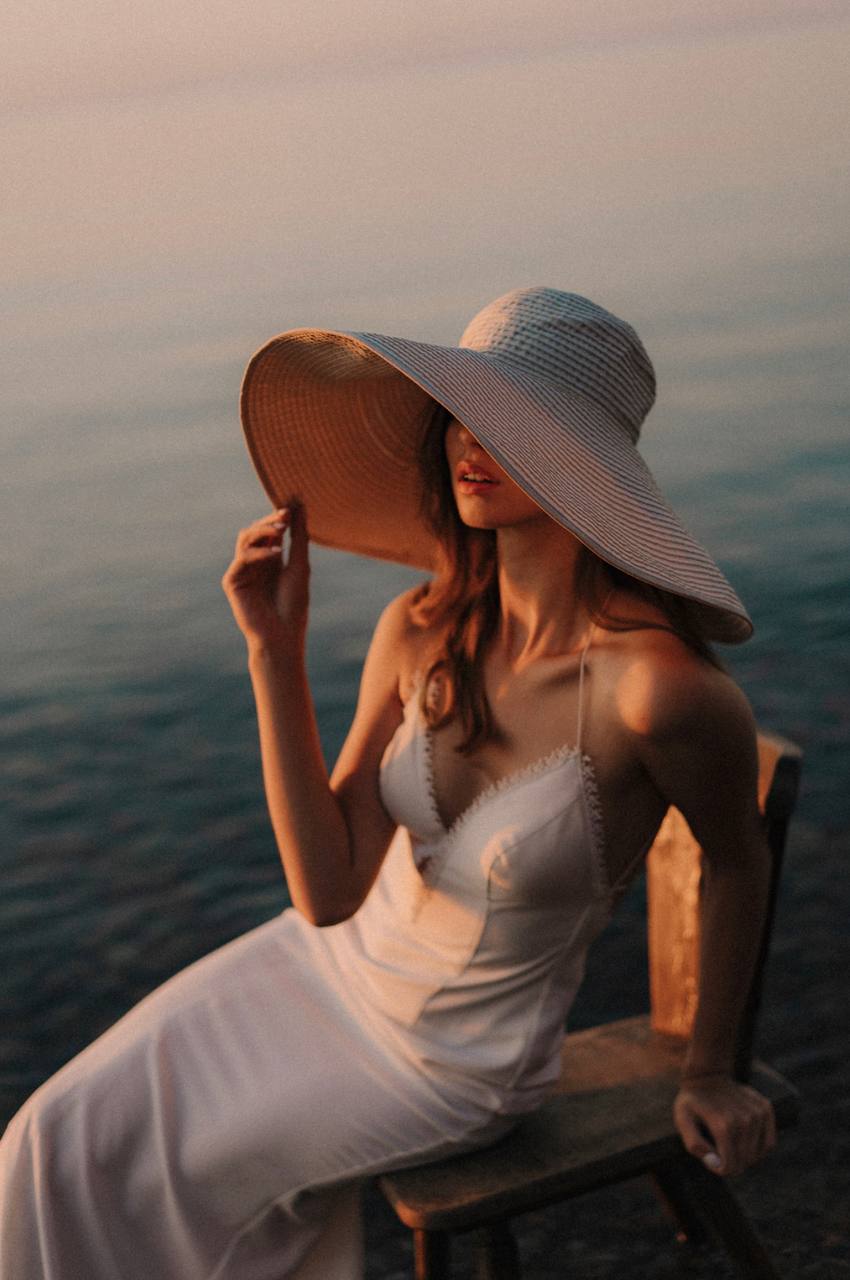 Работа ученика топовой фотошколы CVET: девушка в шляпе у моря