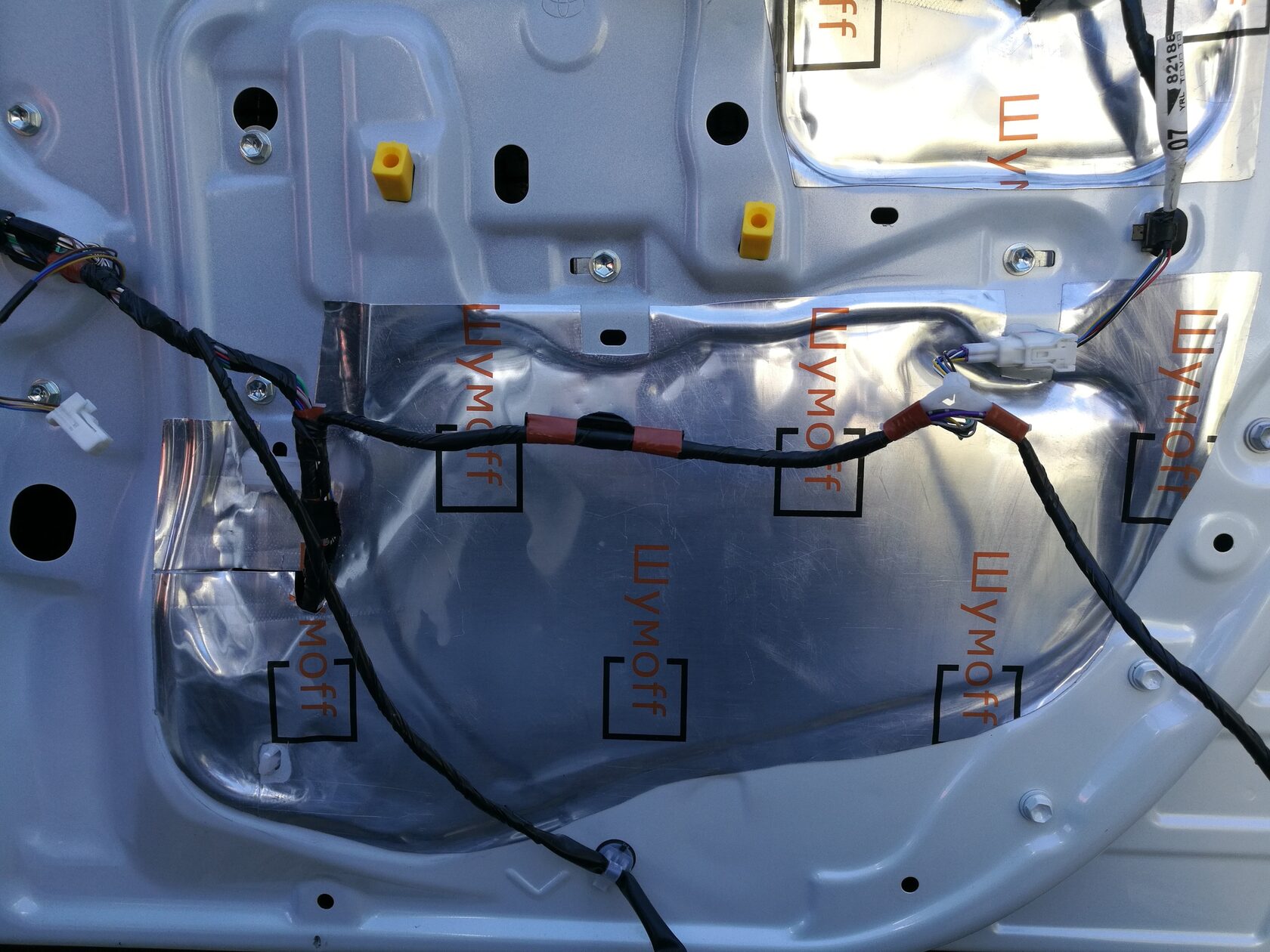 перекрытие монтажных отверстий двери для установки мидбасов в камри