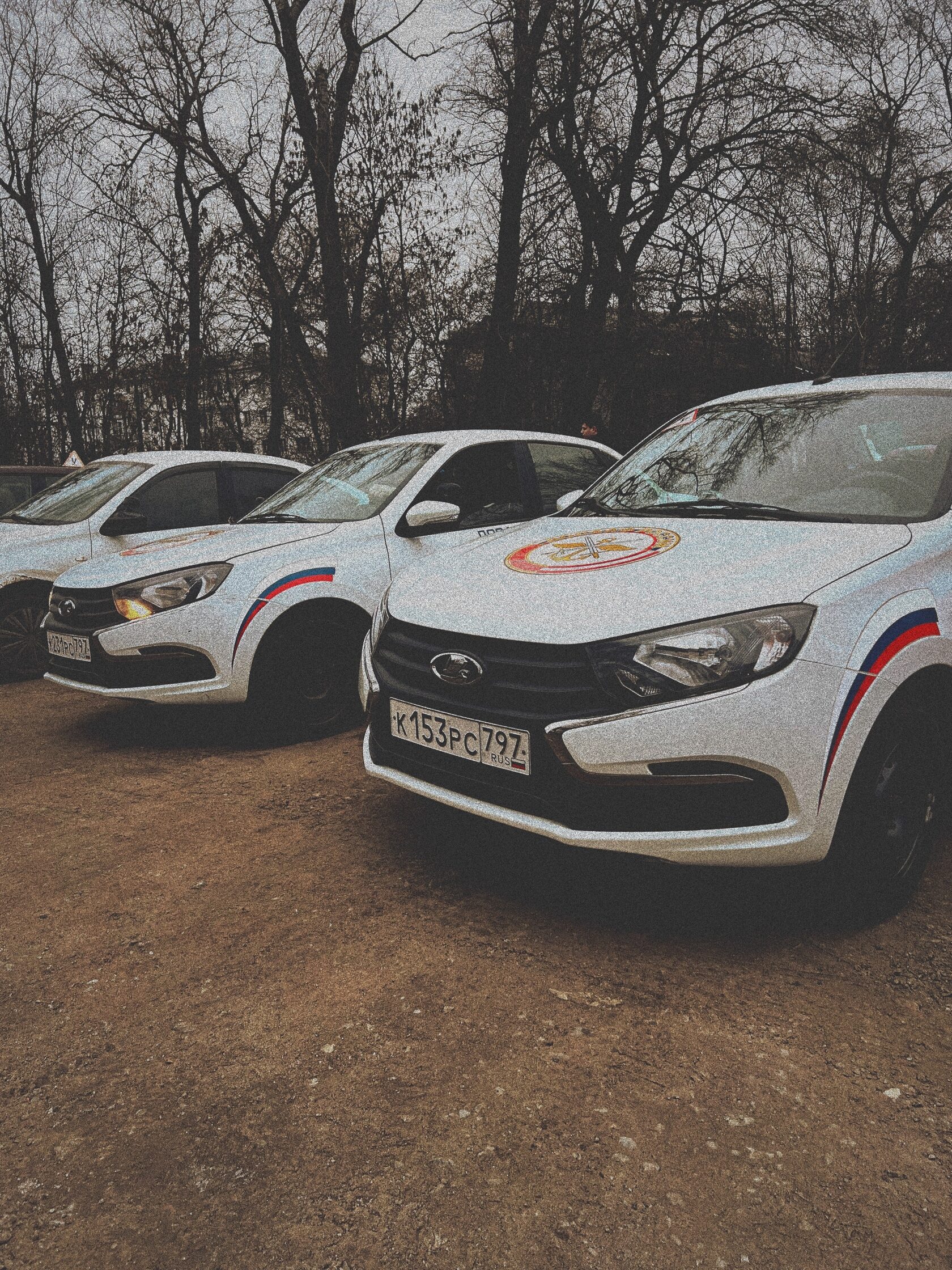 Автомобили на парковке учебного автопарка