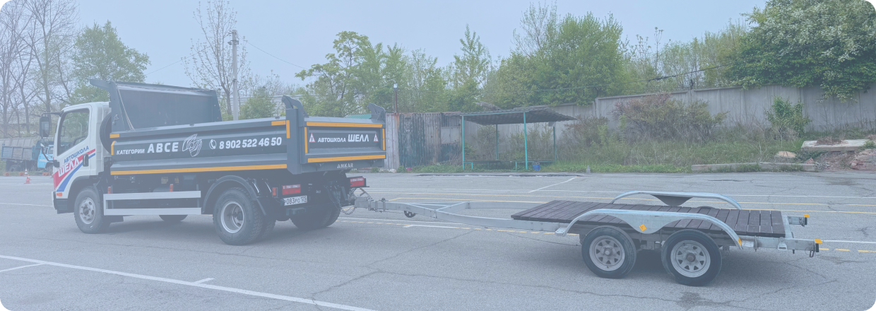 Черно-бронзовый мотоцикл стоит на стоянке у серого бетонного здания, вид сбоку