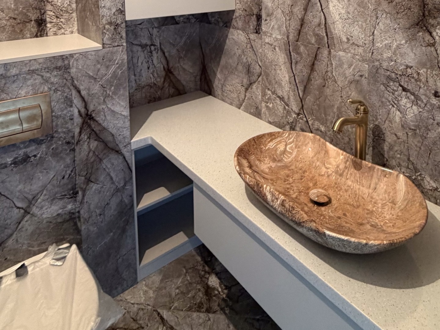 Санузел с комплексной меблировкой Сургут — столешница из искусственного камня, накладная раковина, мебель на чёрном металлокаркасе