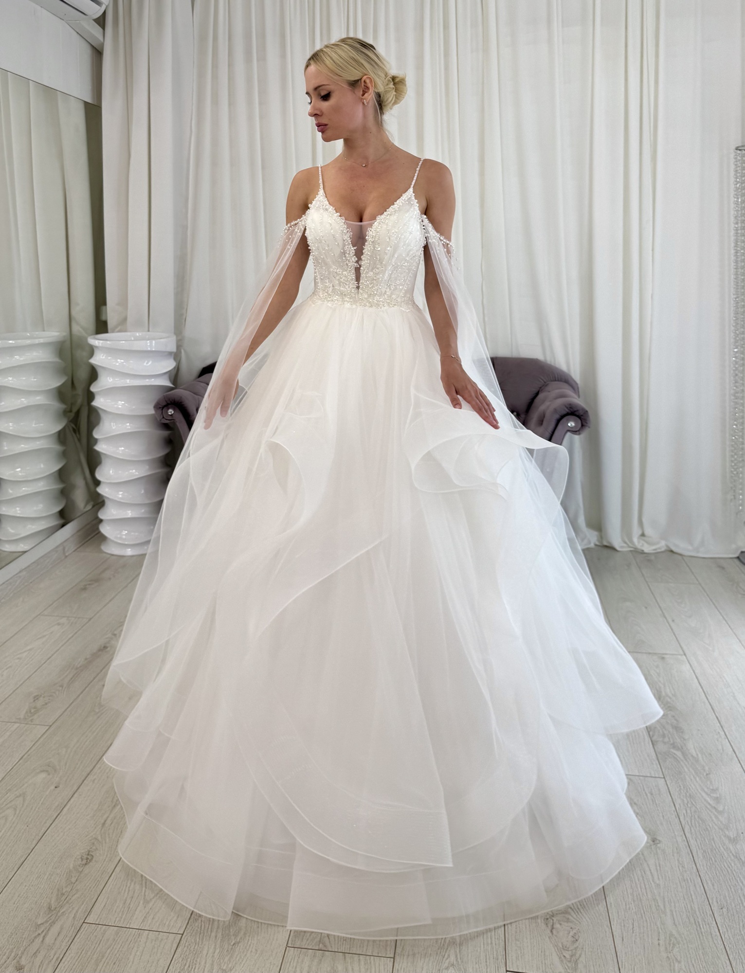 Свадебное платье с воздушной юбкой с воланами