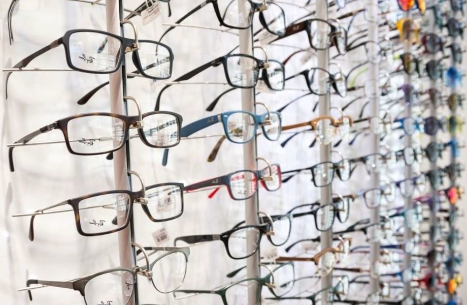 Очки для близорукости. Оптика очки для зрения. Очки в оптике. Стеллаж с очками для зрения. Из чего состоят очки.