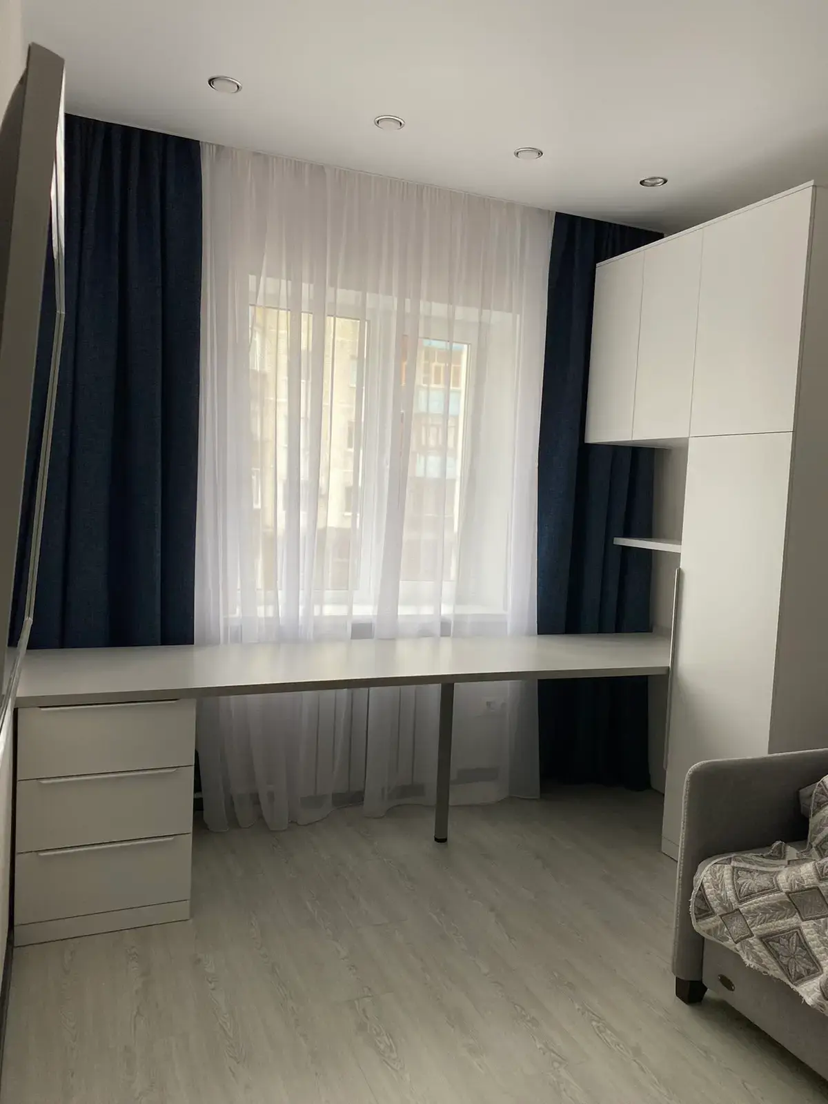 Большая рабочая поверхность во всю стену на заказ в Сургуте