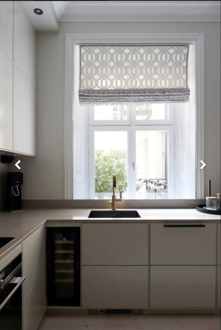 Кухня с мойкой у окна