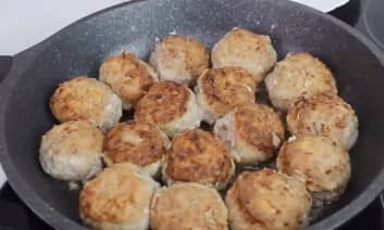 Приготовление ёжиков из фарша с рисом и подливкой: шаг 9