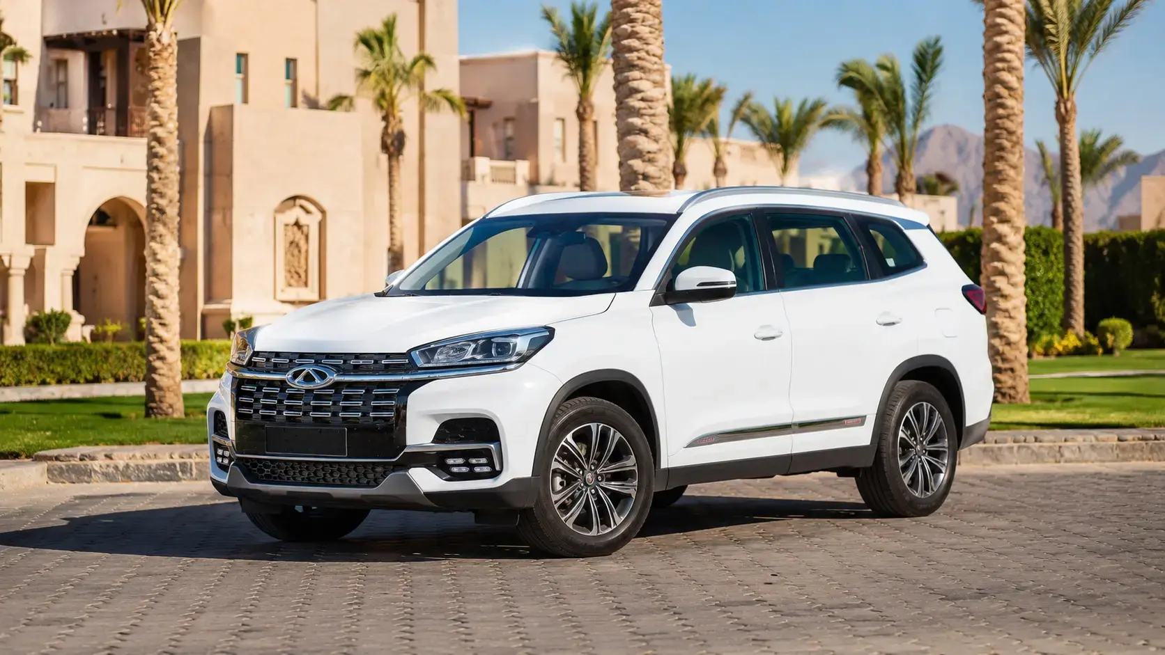 Белый Chery Tiggo 8 — вид спереди и сбоку