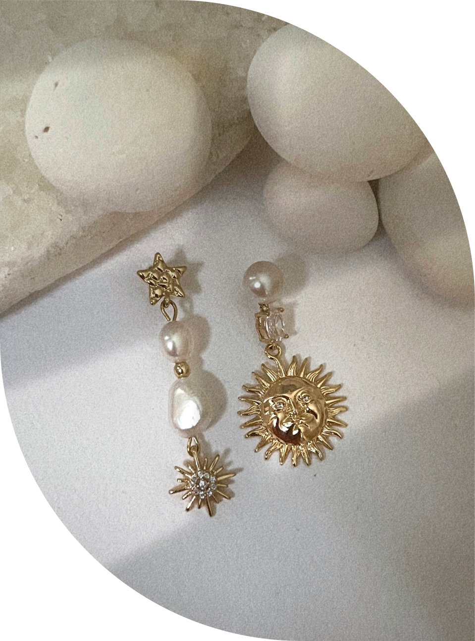 Асимметричные серьги, украшены подвесками в виде солнца и звезды, и деталями в натуральном жемчуге.