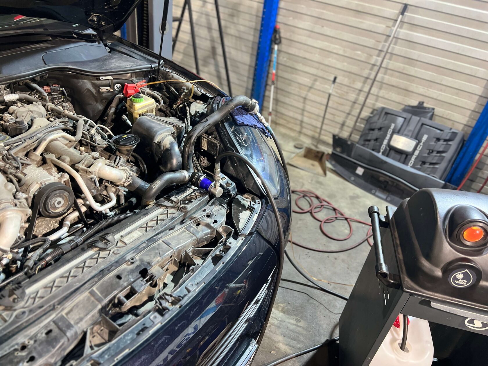 Подключаем станцию по аппаратной замене антифриза к верхнему патрубку