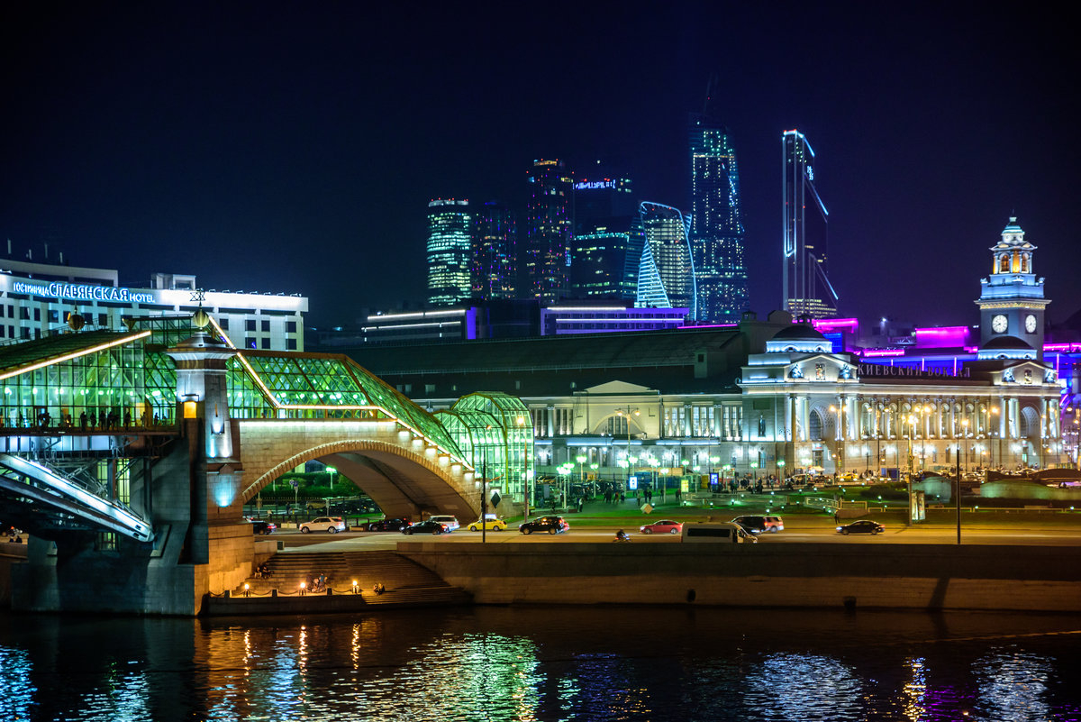 Вечерняя москва погулять. Киевский вокзал Москва Сити. Ночной Киевский вокзал. Москва Сити вид с Киевского вокзала. Мост у Киевского вокзала в Москве.