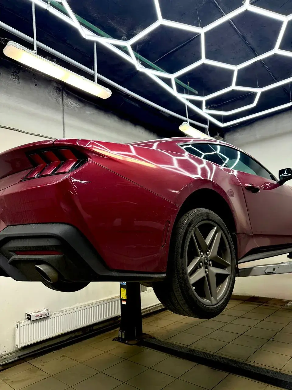 Ford Mustang на подъёмнике