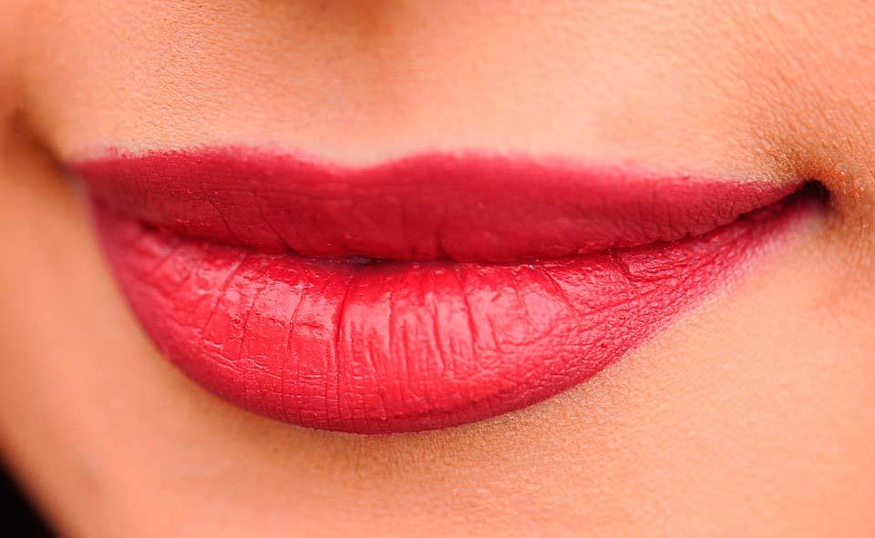 Как увеличить тонкие губы с помощью макияжа: пошаговая инструкция