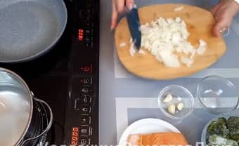 Приготовление пирога киш с лососем и брокколи: шаг 8