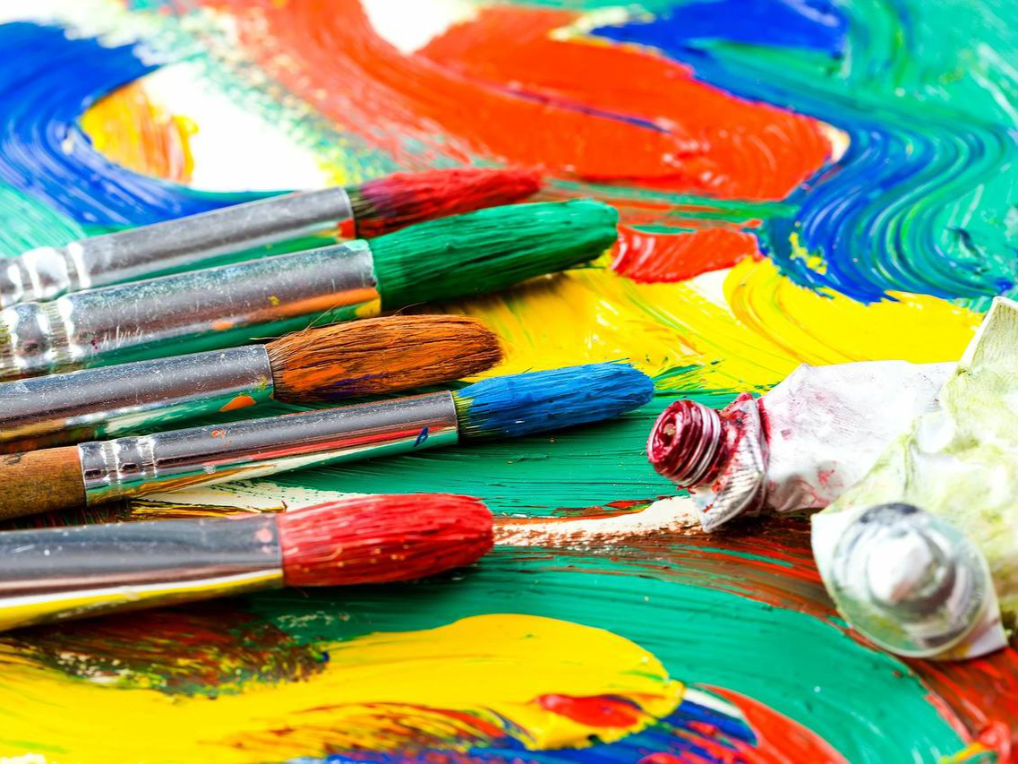 фото парня и девушки на романтическом свидании в публичном месте