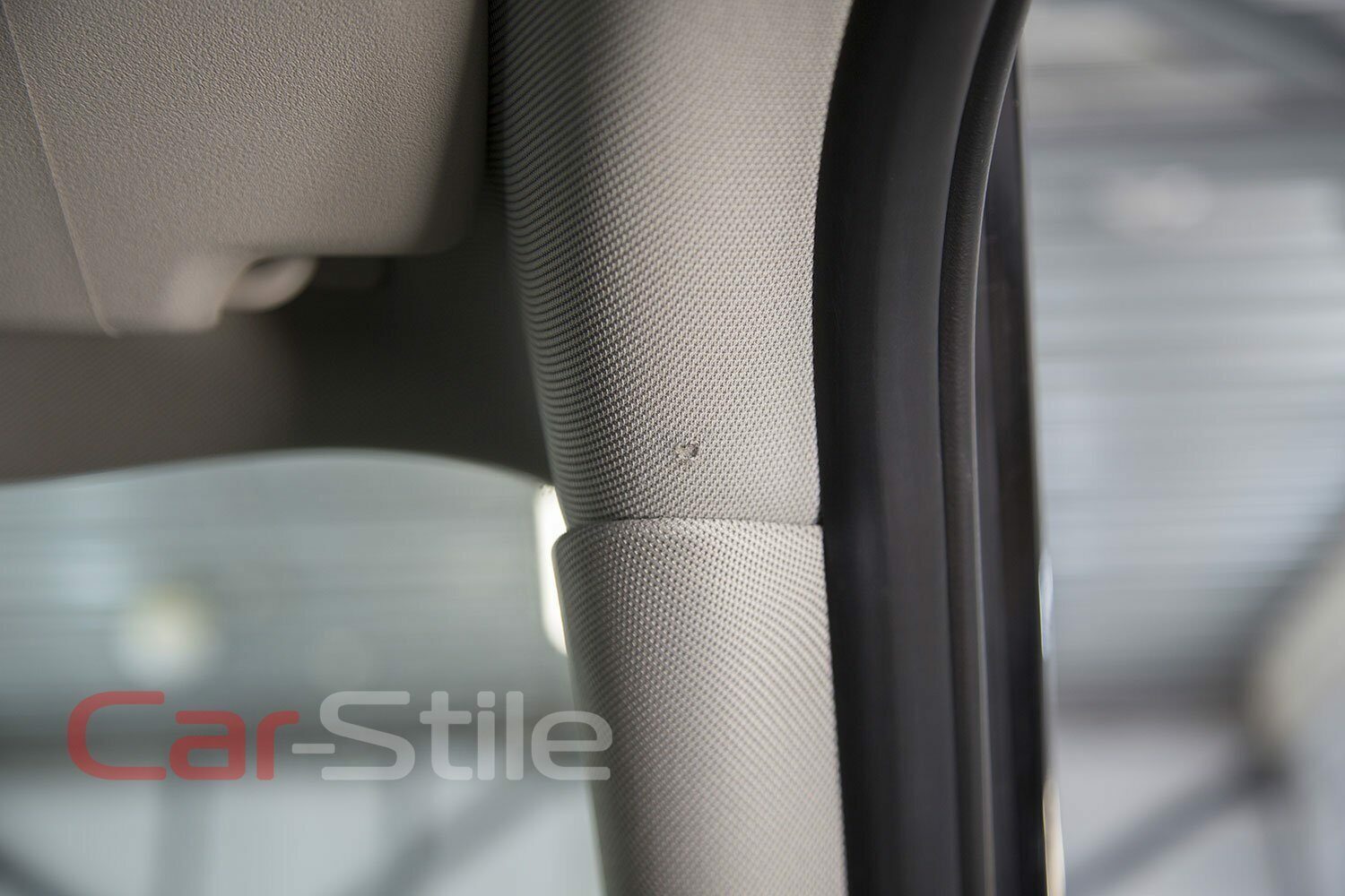 Ремонт обшивки стойки автомобиля, удаление прожога потолка