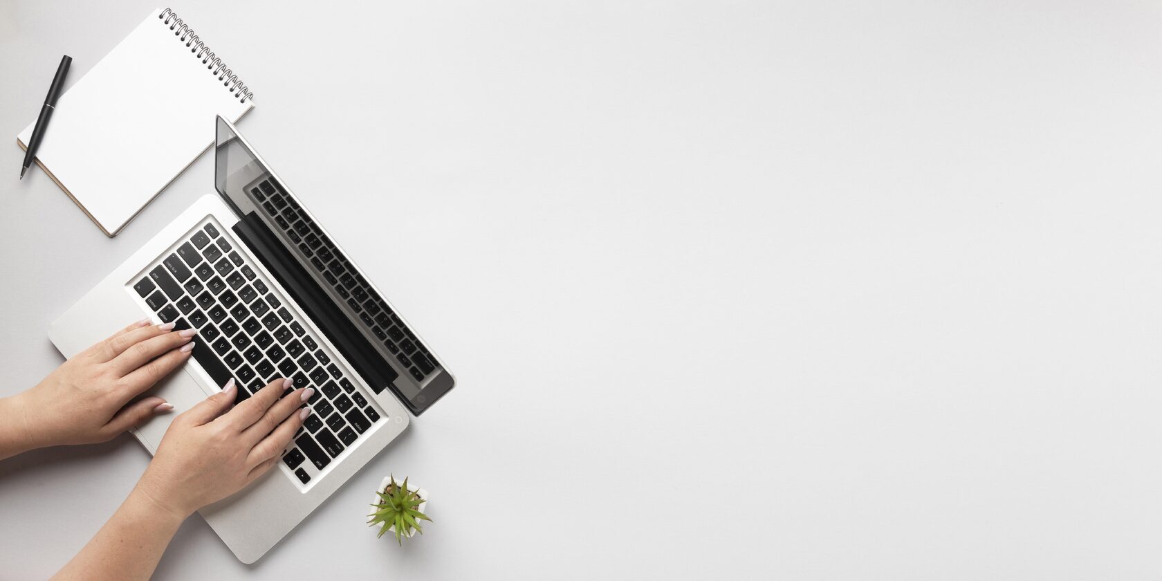 рабочий стол с компьютером