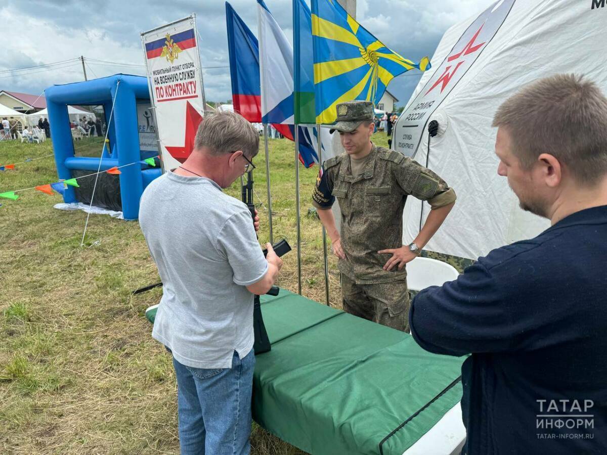 На фестивале «Элбэдэн-2025» развернули пункт отбора на военную службу по контракту