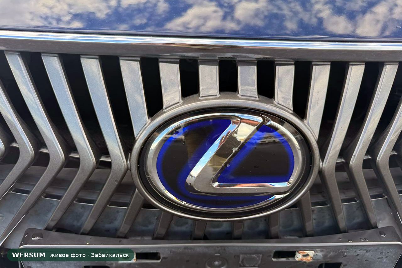 Lexus ES300h, синий логотип Lexus — признак гибрида