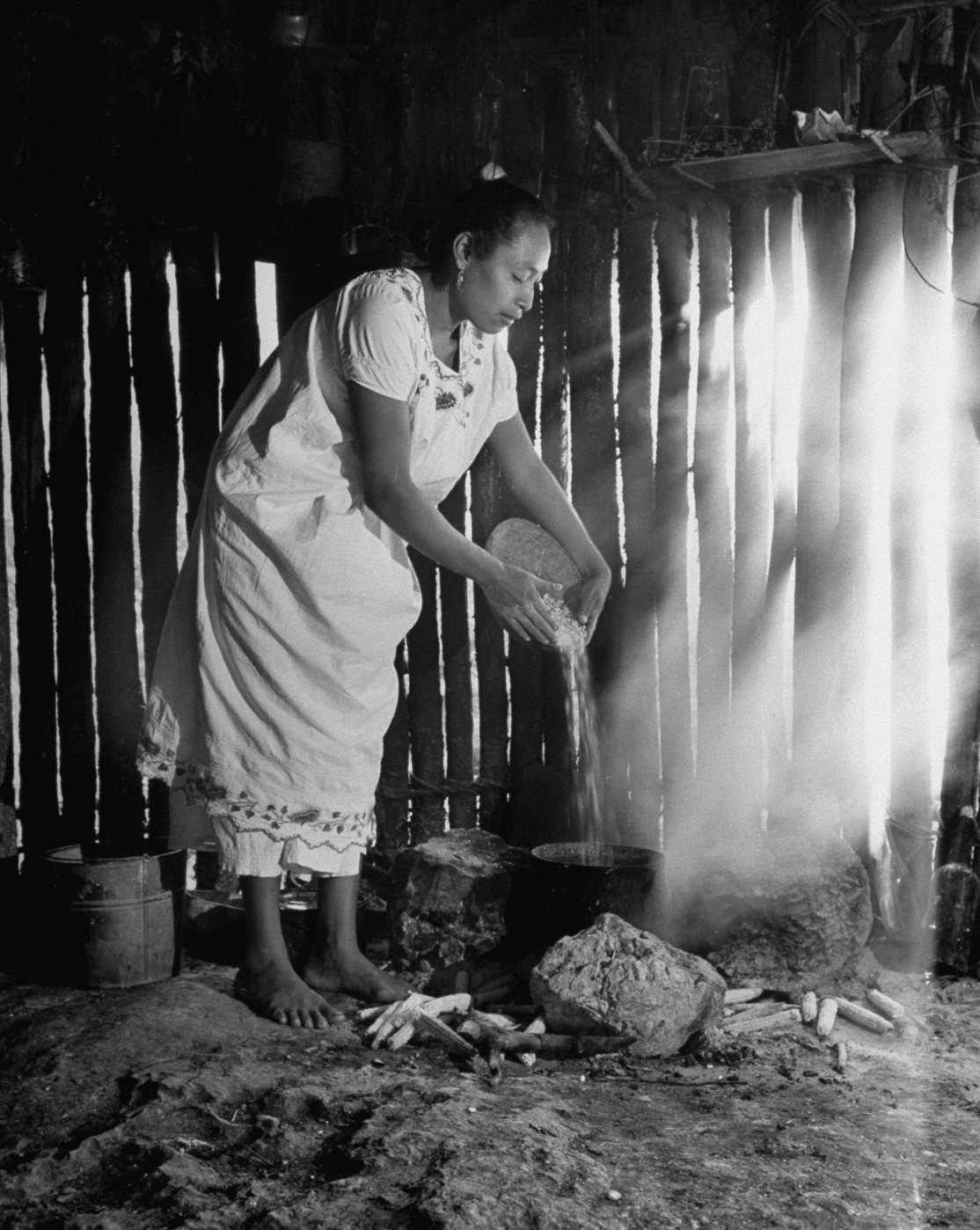Женщина народа Майя готовит кукурузу. Дмитрий Кессель, март 1947 г. Фотография из собрания LIFE Magazine.