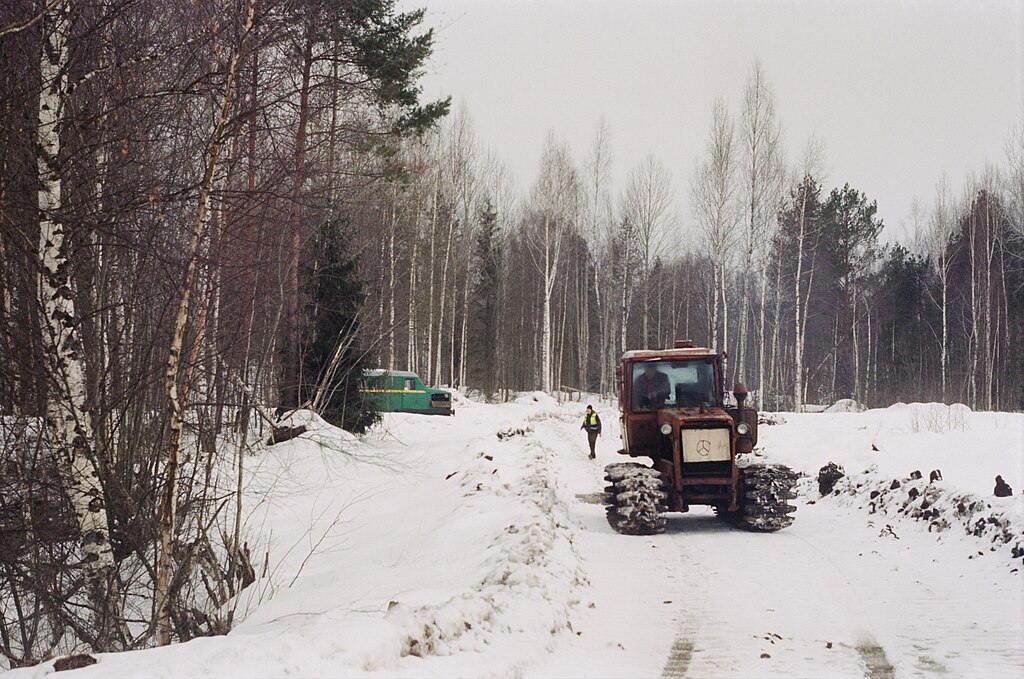 Трактор на торфопредприятии