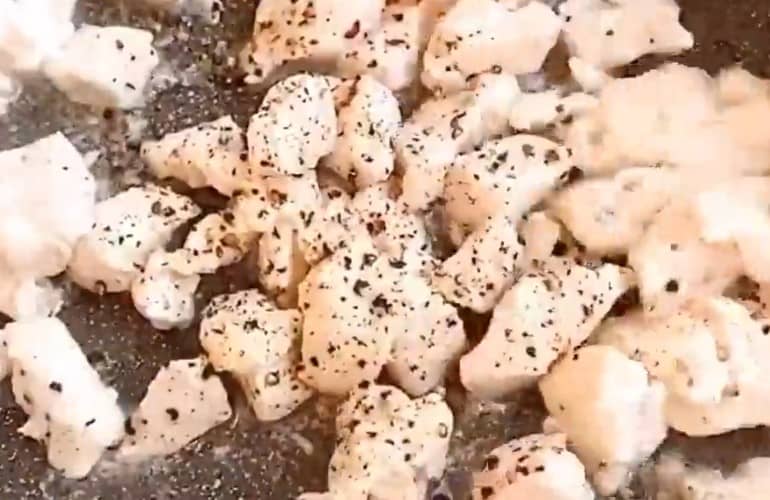 Приготовление жюльена с курицей и грибами в духовке со сливками и сыром: шаг 4