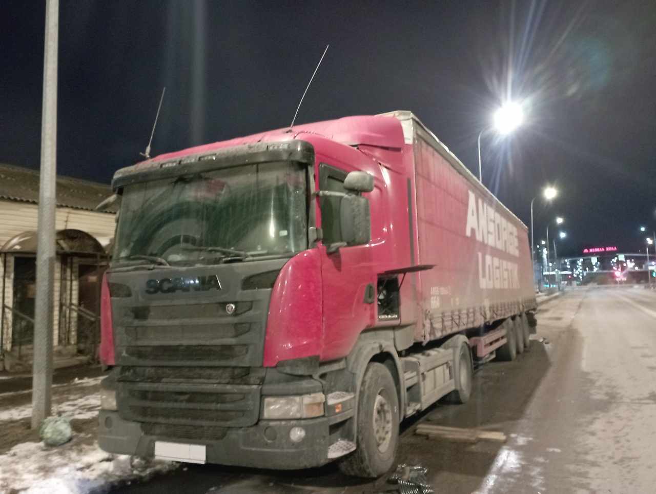Запустили двигатель, прикурили аккумулятор на тягаче Scania на улице Латышских Стрелков в Невском районе Санкт-Петербурга
