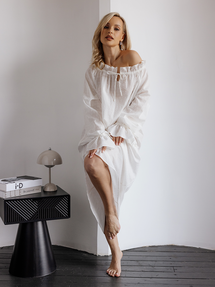 Сорочка Agata, белая, светлая ткань на солнце, текстура