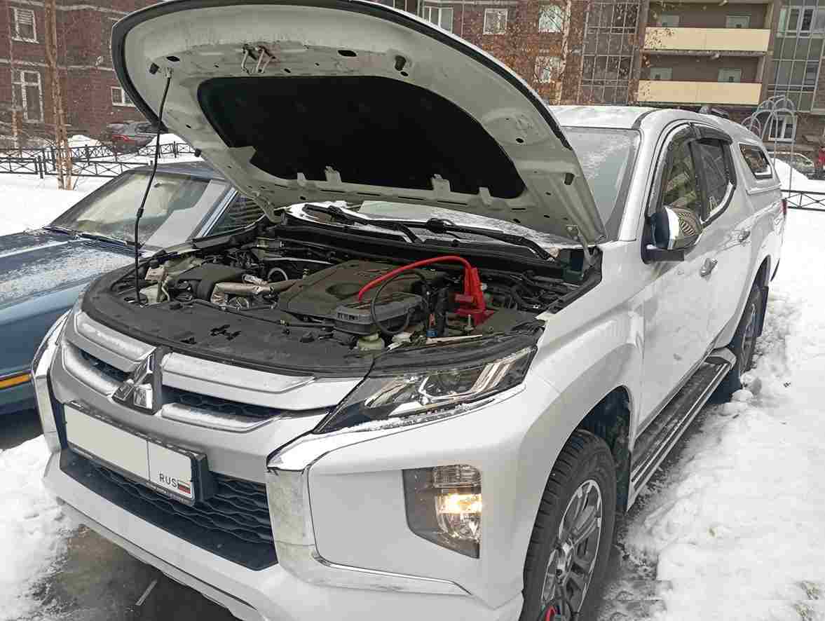 Запустили двигатель, прикурили аккумулятор Mitsubishi L200 на Яхтенной улице в Приморском районе Санкт-Петербурга