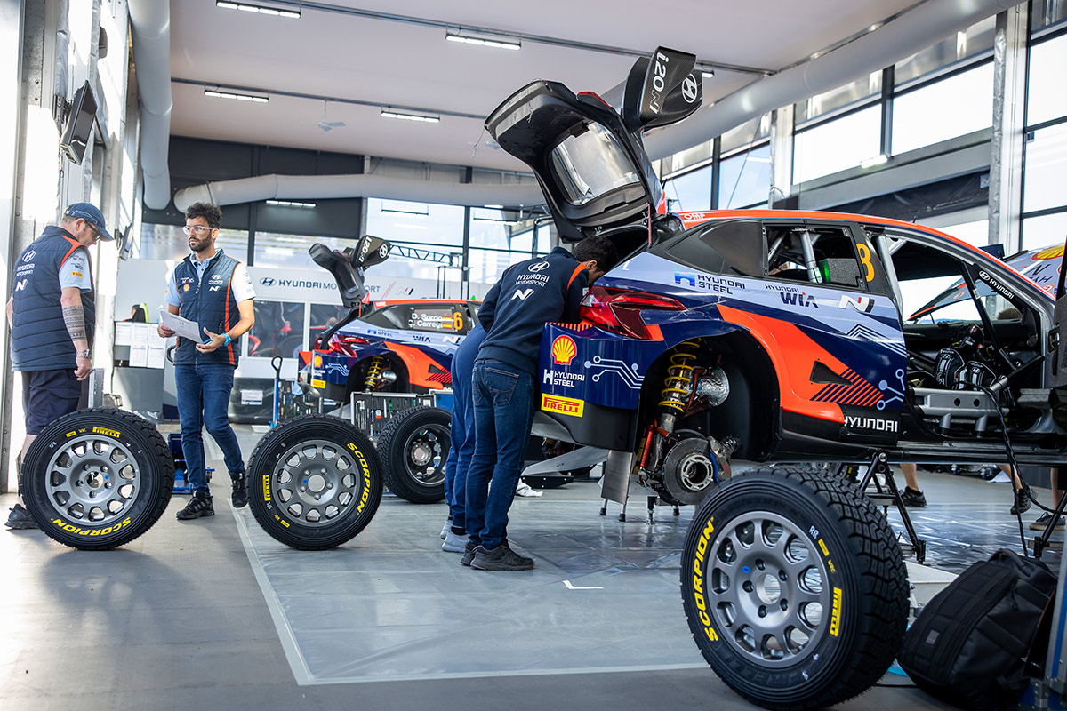 Автомобили Hyundai i20 N Rally1 в сервис-парке, ралли Португалия 2022