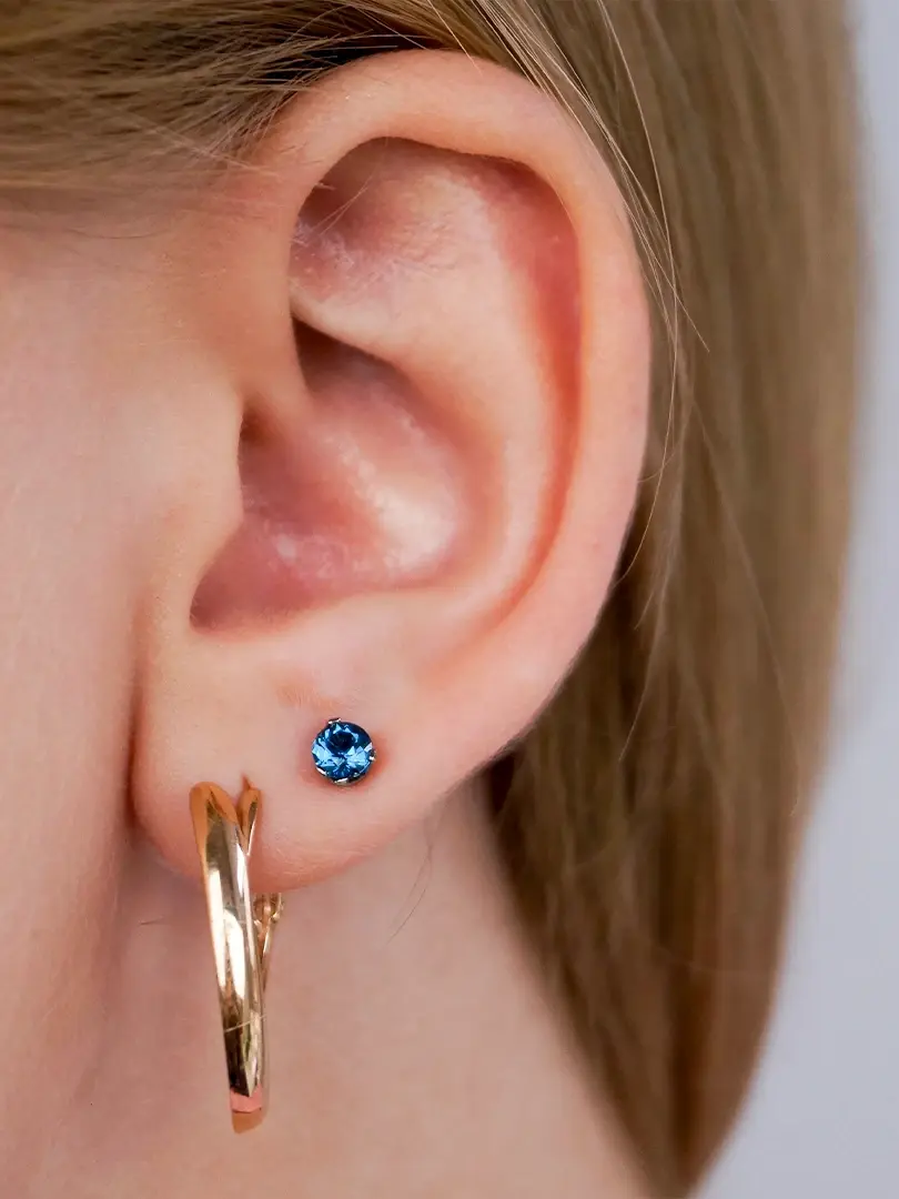 Красивый прокол мочки уха с украшением