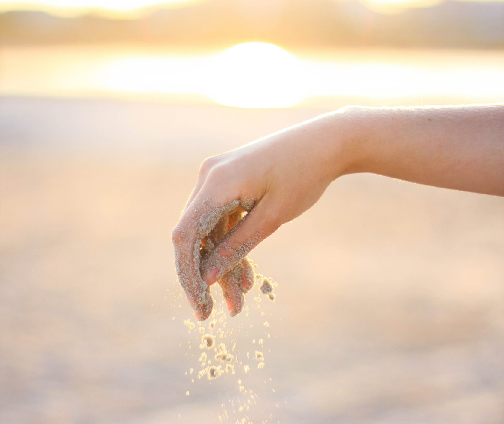 Песчинка. Advance Sand. A hand sticking out of the Sand and holding a Scroll.