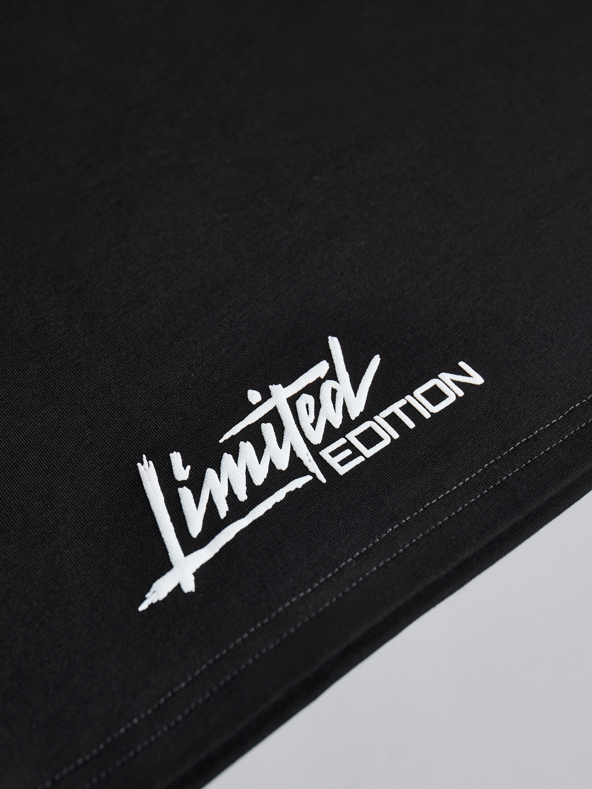 вышивка бренда одежды на футболке