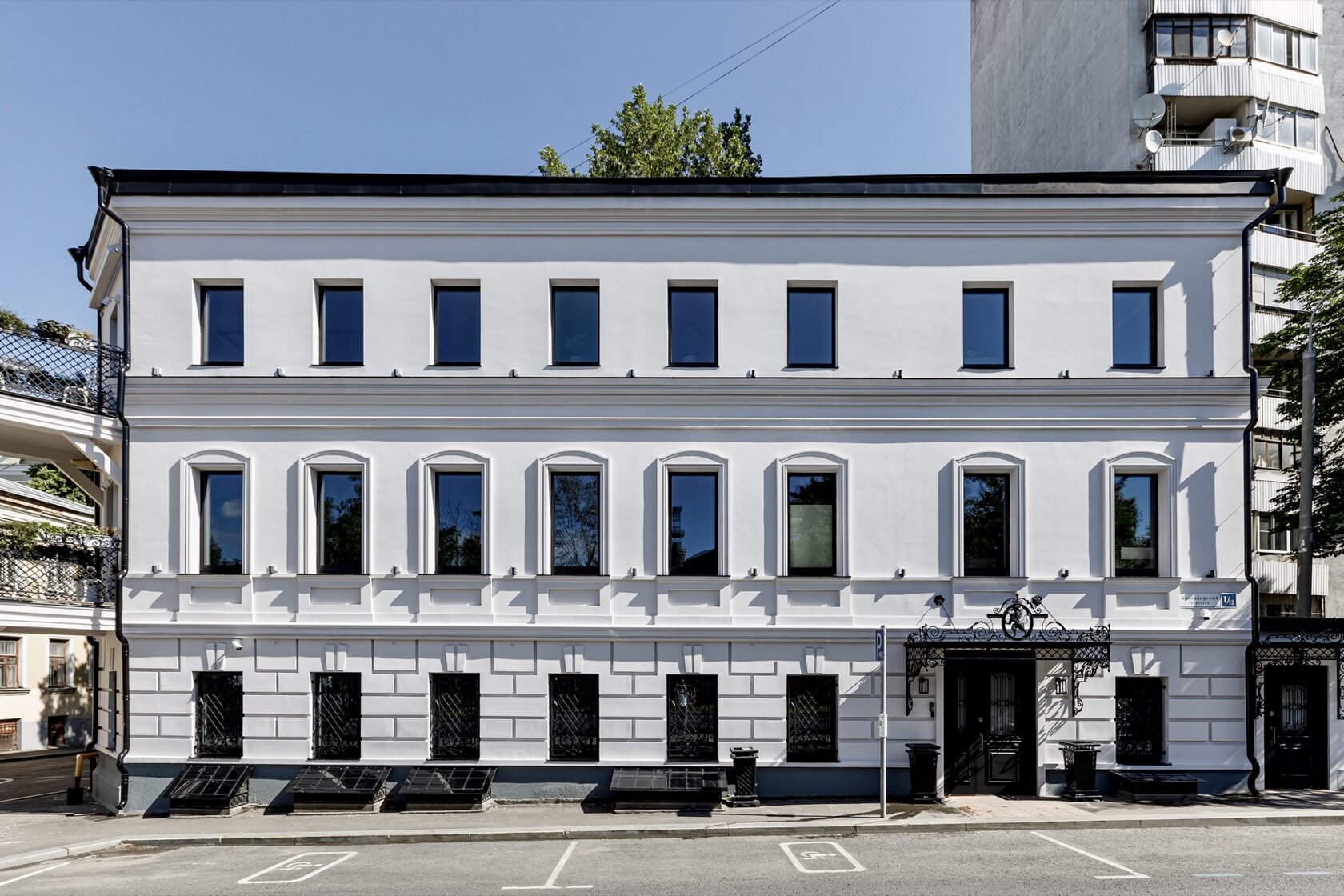 Отреставрированное здание в Бригадирском переулке