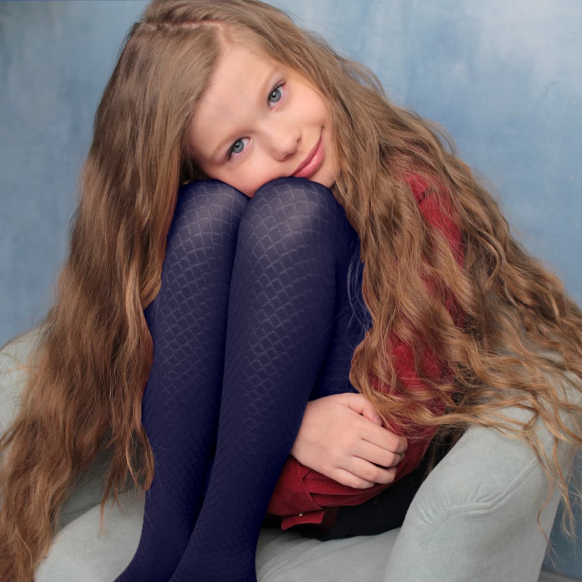 Положительные эмоции у девушки. Девушка с наушниками на стуле. Женская улыбка. Воплощение комфорта и радости. Искренняя радость.