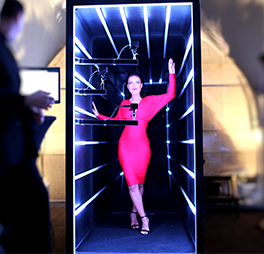 неоновый туннель на мероприятии для бренда Chanel