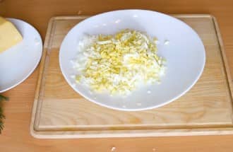 Приготовление рулета из лаваша с крабовыми палочками: шаг 2