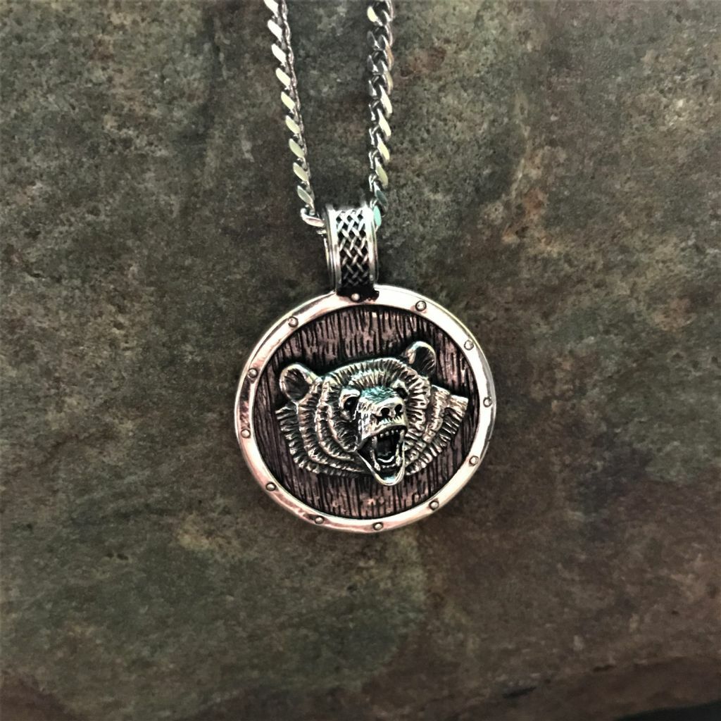 Медальон велес. Медальон медведь. Морда медведя медальон. Серебряный кулон медведь. Славянские обереги серебро с позолотой.